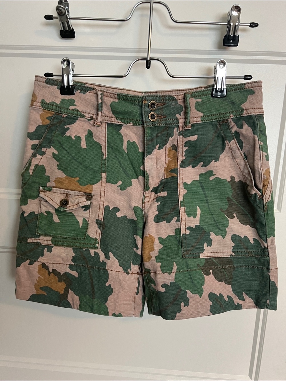Womens Anthropologie Shorts in Green and Tan camo sz 25